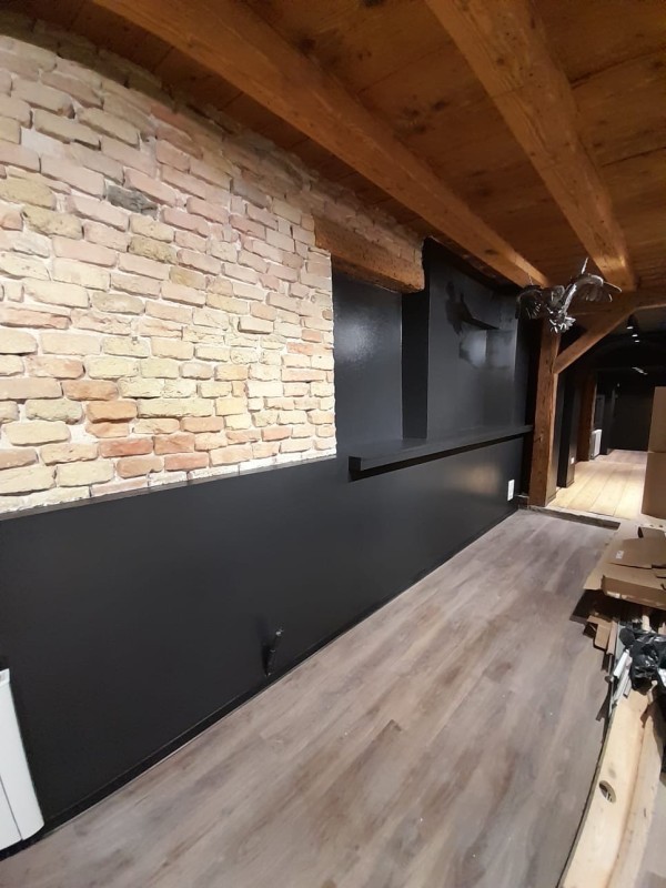 Mise en peinture d’une boutique et le sol du local refait en parquet sur Strasbourg