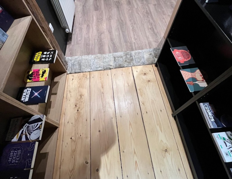 Mise en peinture d’une boutique et le sol du local refait en parquet sur Strasbourg
