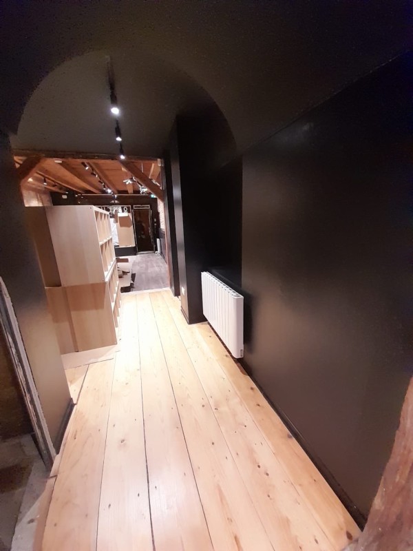 Mise en peinture d’une boutique et le sol du local refait en parquet sur Strasbourg