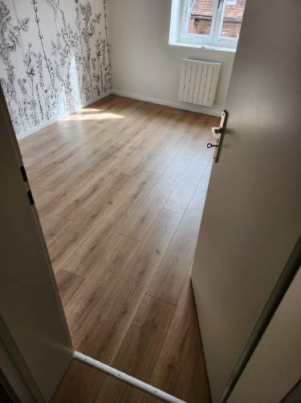 Dépose de moquette et pose de parquet stratifié en centre-ville de Strasbourg : Prix de la pose avec fourniture