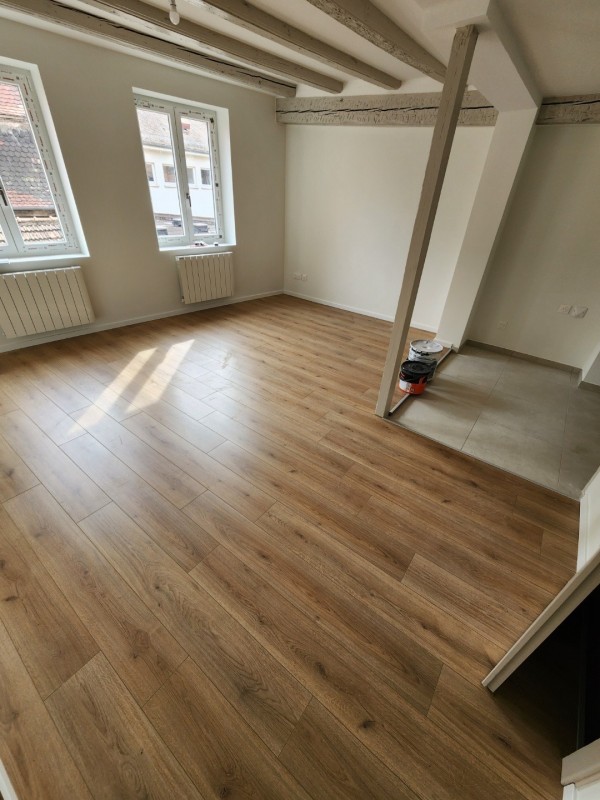 Dépose de moquette et pose de parquet stratifié en centre-ville de Strasbourg : Prix de la pose avec fourniture