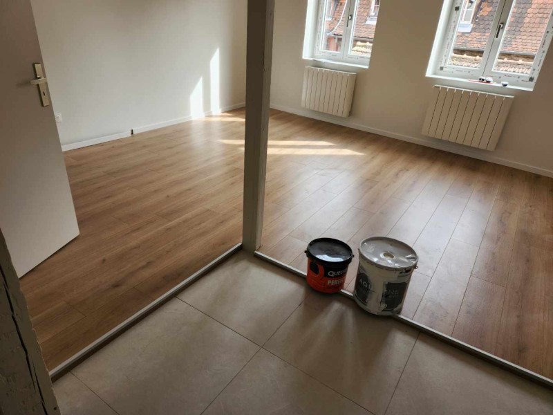 Dépose de moquette et pose de parquet stratifié en centre-ville de Strasbourg : Prix de la pose avec fourniture