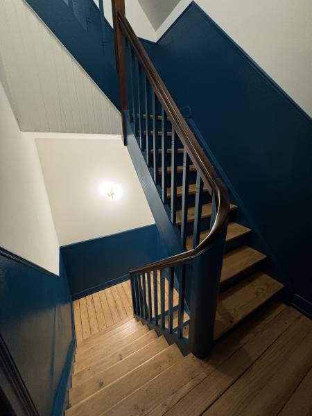 Peindre mon couloir avec escalier vers étage par un artisan à Strasbourg