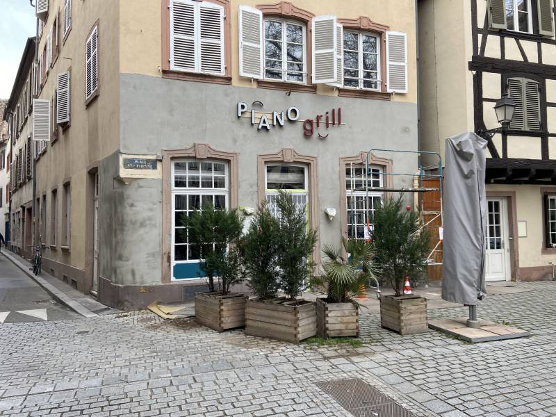 Comblage de fissure extérieur sur bâtiment ancien : ravalement de façade de restaurant à Strasbourg