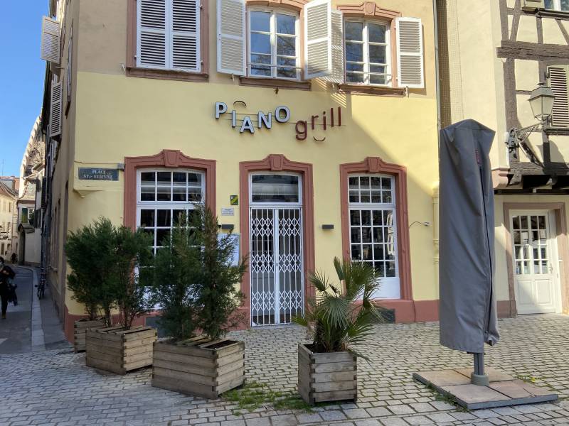Comblage de fissure extérieur sur bâtiment ancien : ravalement de façade de restaurant à Strasbourg
