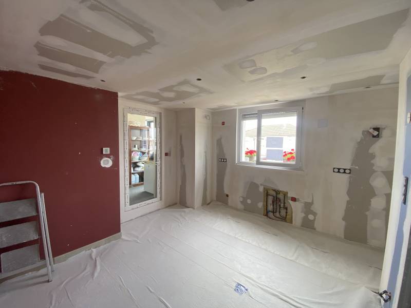 Faire la peinture chez soi par un artisan peintre dans son salon à Strasbourg centre ville