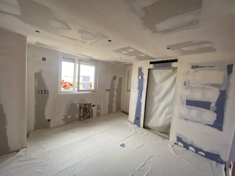 Faire la peinture chez soi par un artisan peintre dans son salon à Strasbourg centre ville