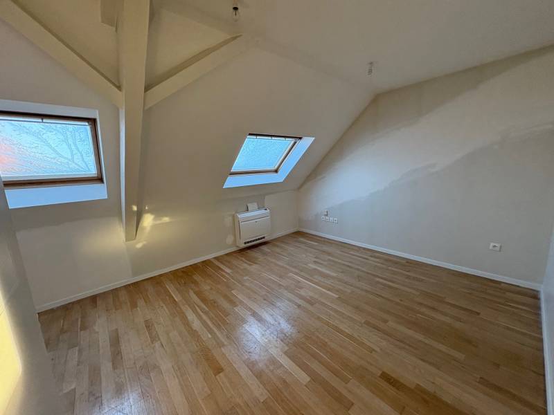 Enduit et mise à niveau du mur avant peinture par plaquiste à Strasbourg