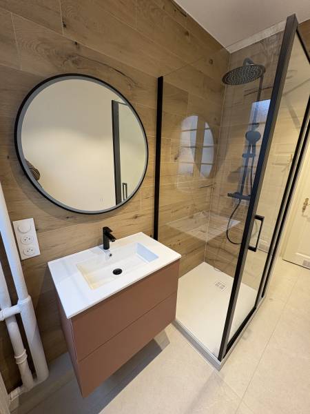 Salle de bain rénovée à Strasbourg par artisan qualifié : Rénovation du système VMC et carrelage