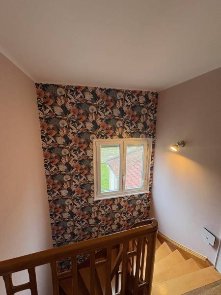 Avant/après relooking d'escalier avec pose de papier peint sur Vendenheim et peinture des radiateurs