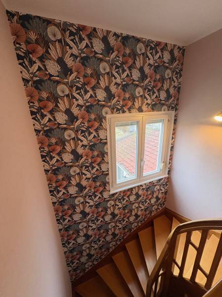 Avant/après relooking d'escalier avec pose de papier peint sur Vendenheim et peinture des radiateurs