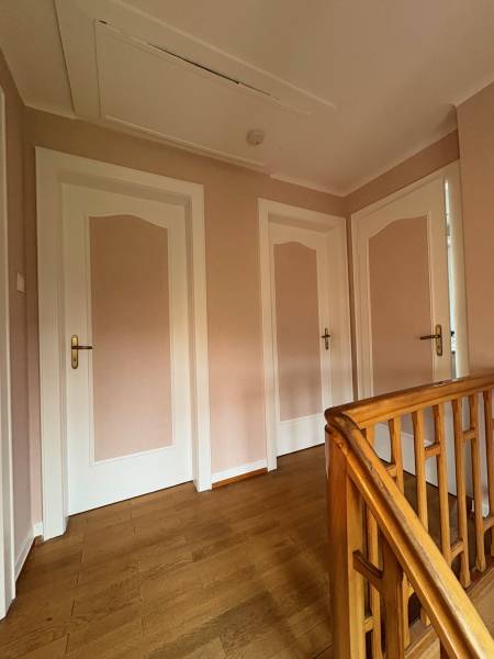 Avant/après relooking d'escalier avec pose de papier peint sur Vendenheim et peinture des radiateurs