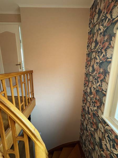 Avant/après relooking d'escalier avec pose de papier peint sur Vendenheim et peinture des radiateurs