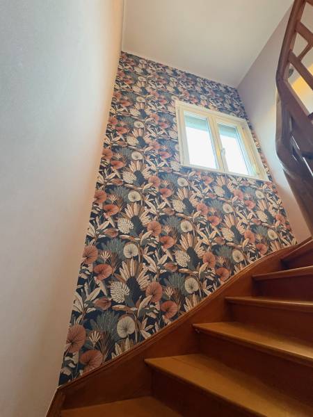 Avant/après relooking d'escalier avec pose de papier peint sur Vendenheim et peinture des radiateurs