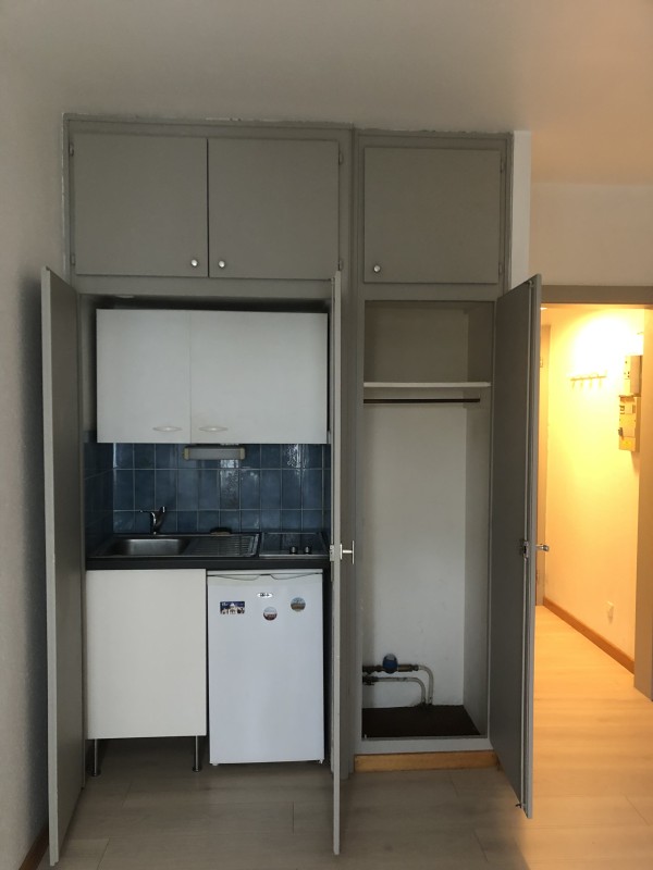 Avant la remise à neuf de la cuisine d'un studio en location pour Strasbourg