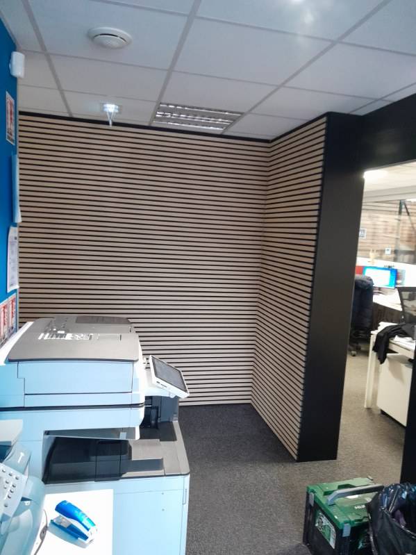 Pose bardage bois stratifié horizontal intérieur avec sous couche phonique dans un bureau de société à Strasbourg