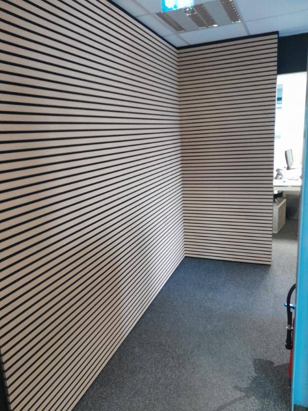 Pose bardage bois stratifié horizontal intérieur avec sous couche phonique dans un bureau de société à Strasbourg
